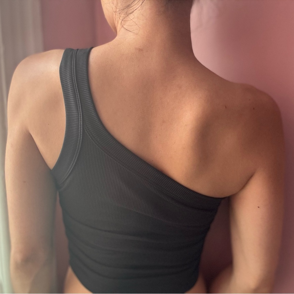 Black One-Shoulder Ribbed Top - Picture 4 of 4